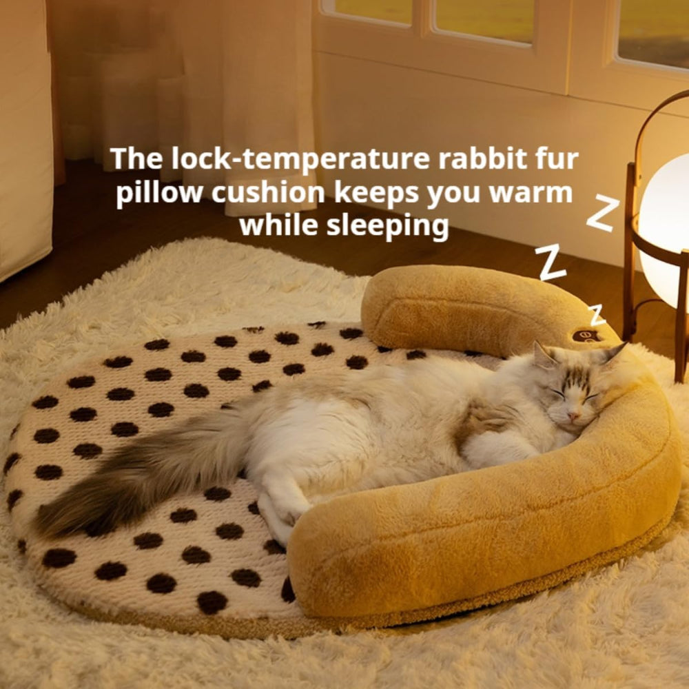 Temperature-lock rabbit fur pet bed with a cat sleeping soundly – a warm solution to end pet discomfort in cold weather, providing a cozy spot for your furry friend to sleep peacefully.